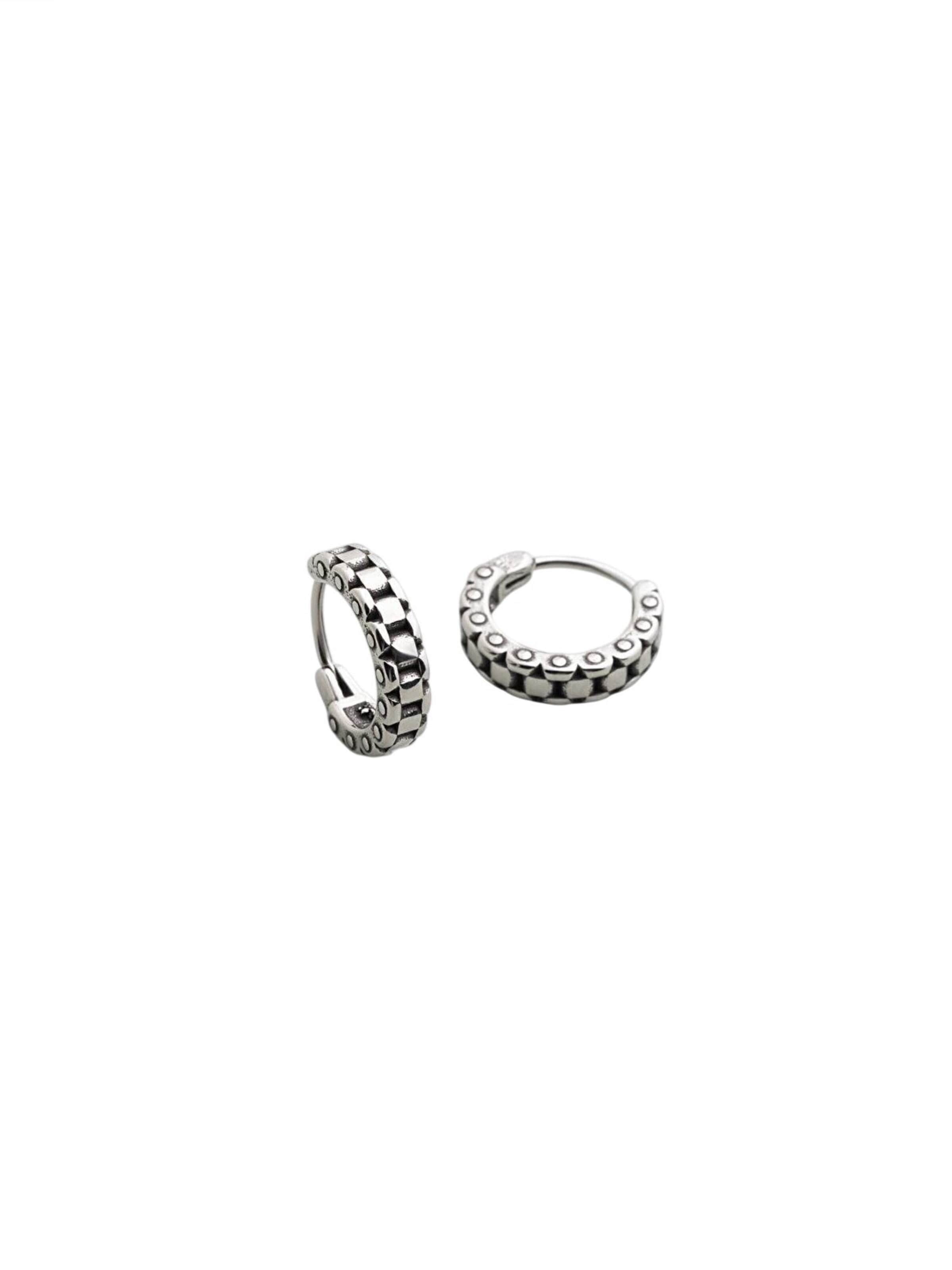 So Chic Earring in Silver: front