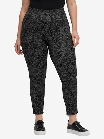 SHEEGO Skinny Leggings in Black: front