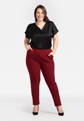 Coupe slim Pantalon à pince 'ERYKA' Karko en rouge