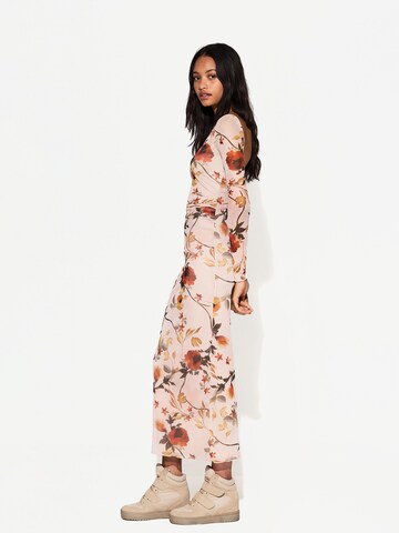 Bershka Obleka | roza barva: sprednja stran