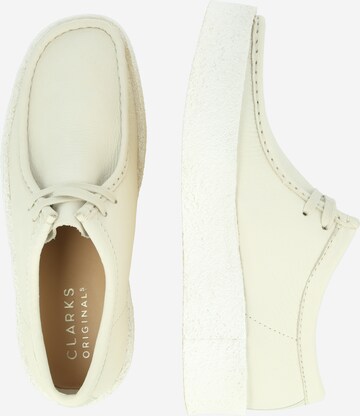 Clarks Originals - Zapatos con cordón 'Wallabee' en blanco