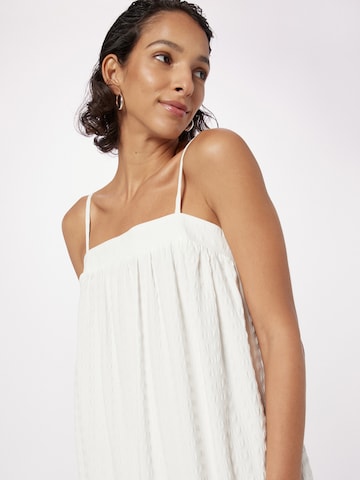 Robe River Island en blanc