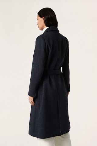 SOAKED IN LUXURY Between-seasons coat 'Tenerife' in Black