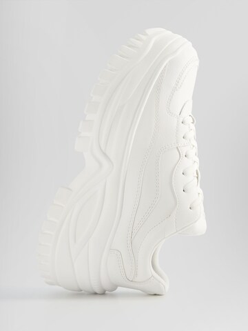 Sneaker bassa di Bershka in bianco