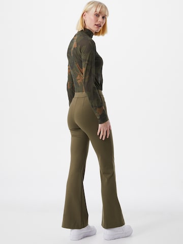 VERO MODA Flared Broek 'Kamma' in Groen