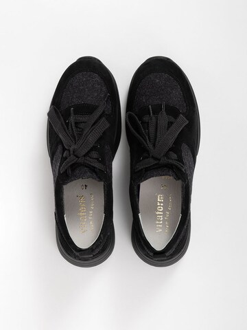 Sneaker bassa di VITAFORM in nero