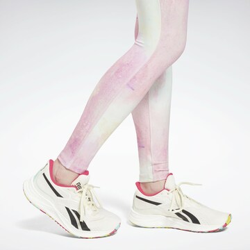 Skinny Pantalon de sport 'Distorted Film' Reebok en rose