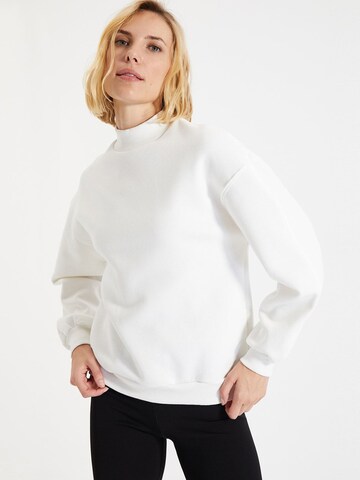 Sweat-shirt Trendyol en beige : devant