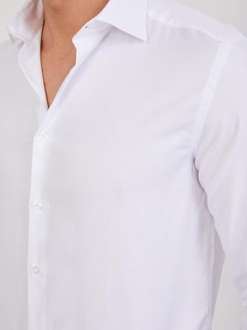 7Camicie - Ajuste estrecho Camisa de negocios 'Firenze Satin Man Shirt Black' en blanco