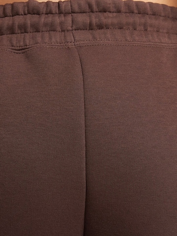 Nike Sportswear Tapered Pants 'Tch Flc' in Brown