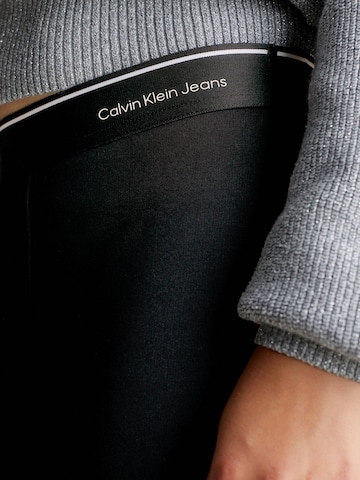 Calvin Klein JeansFlared/zvonoliki kroj Hlače - crna boja