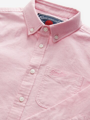 Superdry - Ajuste regular Camisa en rosa