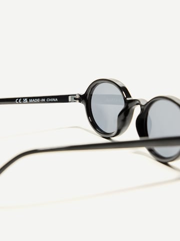Bershka Sonnenbrille in Schwarz