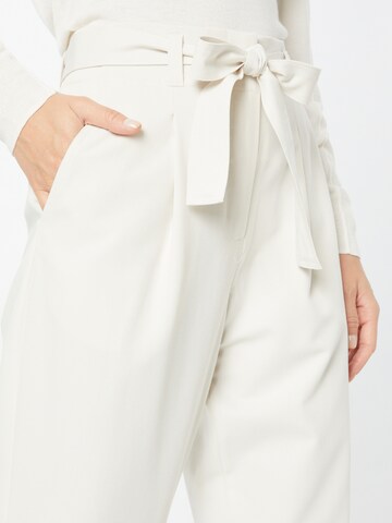BRUUNS BAZAAR Tapered Pleat-Front Pants 'Lenza Emilia' in White