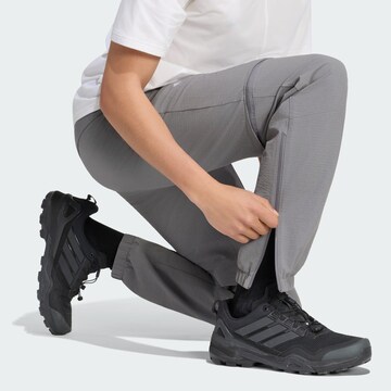 ADIDAS TERREX - Tapered Calças outdoor 'Xperior Utilitas' em cinzento