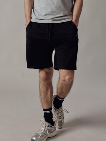 OWN Off With Nature Regular Broek in Zwart: voorkant