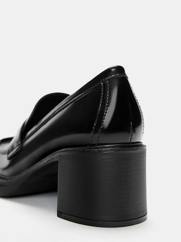 Pull&Bear Затворени обувки на ток в черно