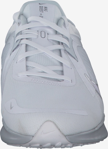 Chaussure de course 'Quest 5' NIKE en blanc