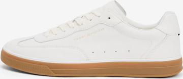 Sneaker low de la TOMMY HILFIGER pe alb: față