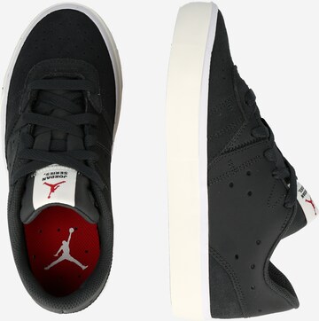 Sneaker de la Jordan pe negru