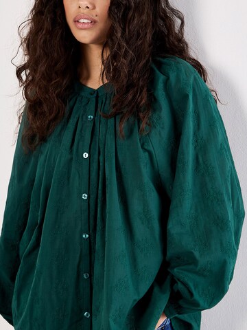 Apricot Floral Embroidered Cotton Shirt ' ' in Grün