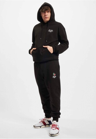 DEF Tapered Hose 'BEK x DEF Cherry' in Schwarz