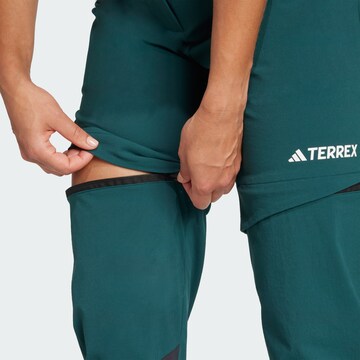 Effilé Pantalon outdoor 'Utilitas' ADIDAS TERREX en vert