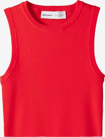 Top brodat de la Bershka pe roșu: față