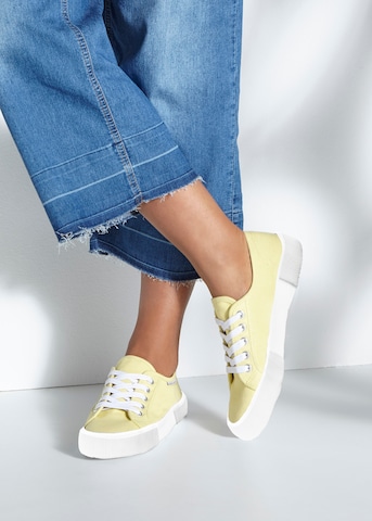 Sneaker low de la LASCANA pe galben