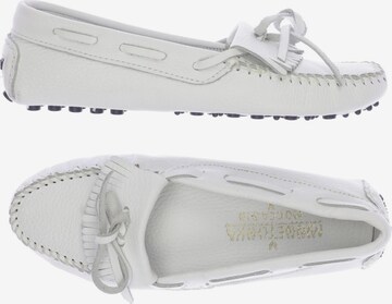Minnetonka Flats & Loafers in 37,5 in White: front