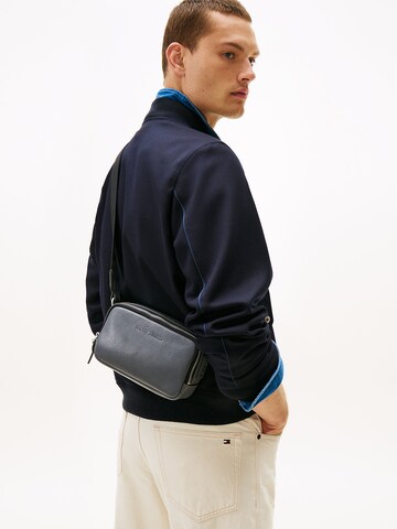 TOMMY HILFIGER Umhängetasche in Grau