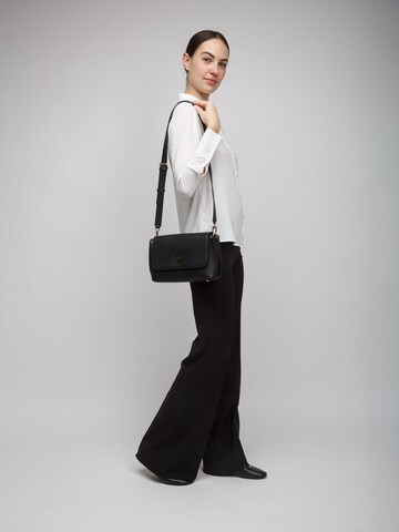 GUESS Schoudertas 'Meridian Ii Flap Crossbody' in Zwart