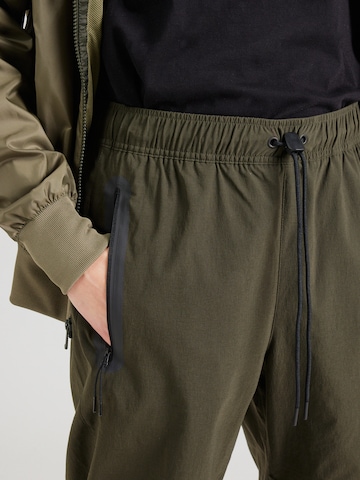 Nike Sportswear Tapered Broek in Groen