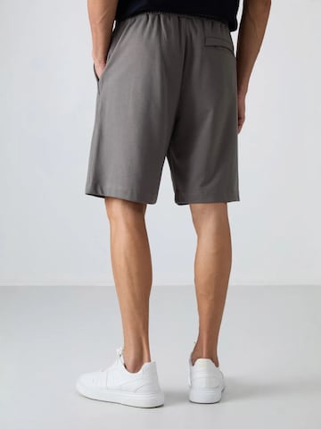 Tommy Life Regular Pants in Grey