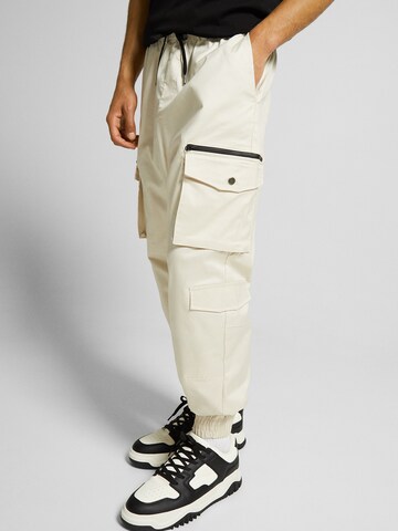 Bershka Tapered Cargo nadrágok - sárga