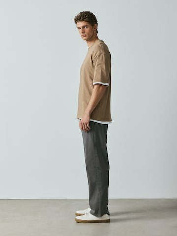 Largi Pantaloni eleganți de la Next pe gri