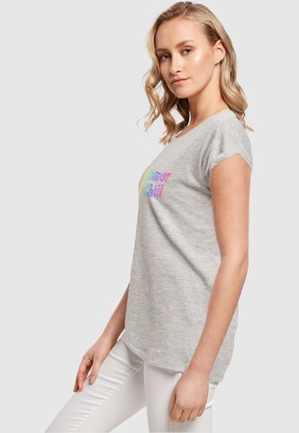 T-shirt 'Summer And Chill Rainbow' Merchcode en gris