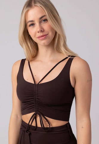 OCEANSAPART T-shirt Sportovní top 'Gianna' – hnědá: přední strana