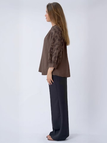 Maglietta ' Fride ' di TEESHOPPEN in marrone: lato