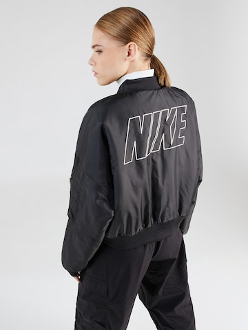 Nike Sportswear Φθινοπωρινό και ανοιξιάτικο μπουφάν σε μαύρο