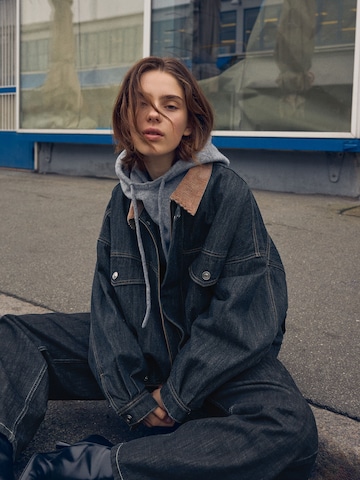 Veste mi-saison Bershka en bleu : devant