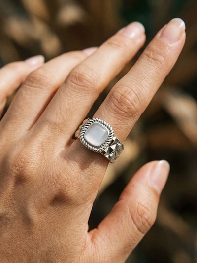Nemomatheo Ring 'Royal Cushion – Statement-Ring mit Rautenmuster' in Silver, Item view