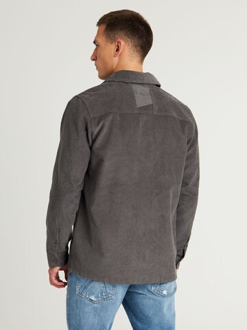 Coupe regular Chemise CHASIN' en gris