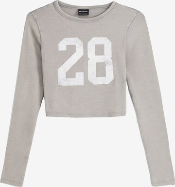 T-shirt Bershka en gris : devant