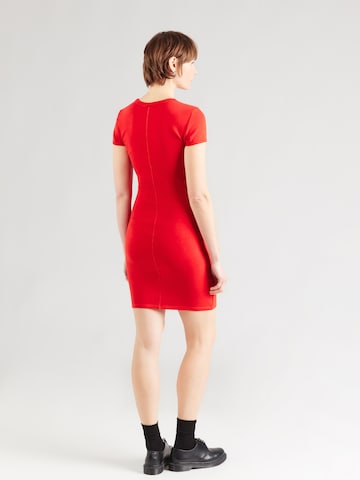 Rochie de la Calvin Klein Jeans pe roșu: spate