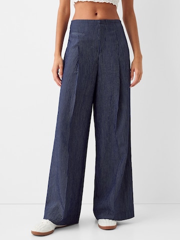 Bershka Wide leg Pleated Pants in Blue: front