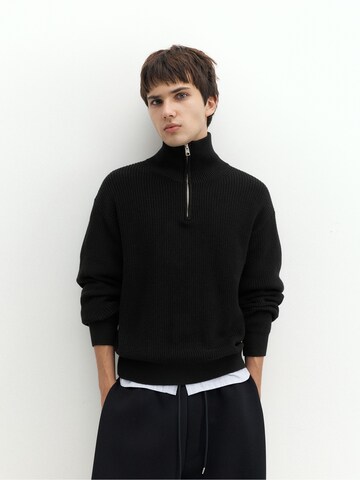 Pull&Bear Пуловер в черно: отпред
