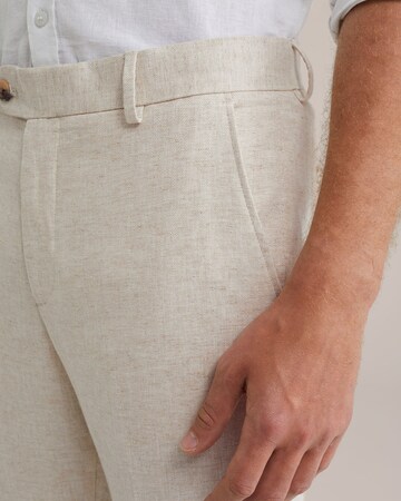 WE Fashion - Slimfit Calças com vincos em bege