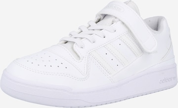 ADIDAS ORIGINALS - Sapatilhas 'Forum Low' em branco: frente