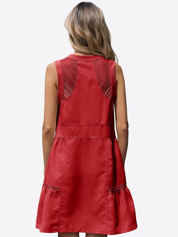 Rochie de la Imily Bela pe roșu